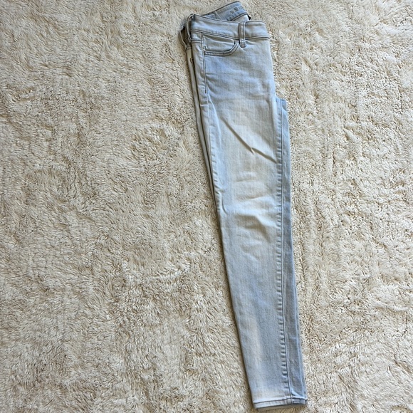 American Eagle Light Wash Super Stretch Skinny Jeans / Jeggings (MAKE AN OFFER) - Picture 7 of 7